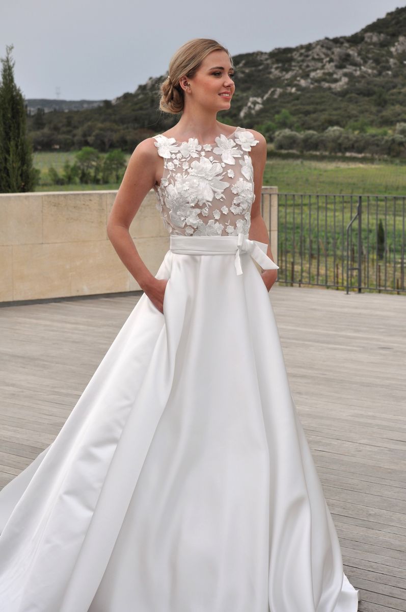 Robe de mariée en satin et dentelle