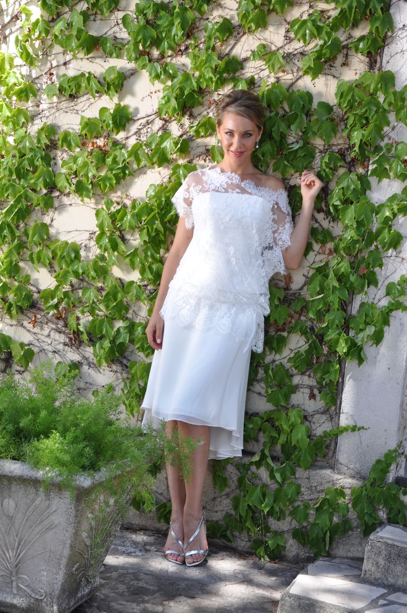 Robe de mariée courte avec manches pour mariage civil