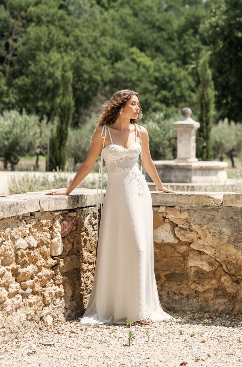Robe de mariée bohème chic en dentelle et jupe fendue
