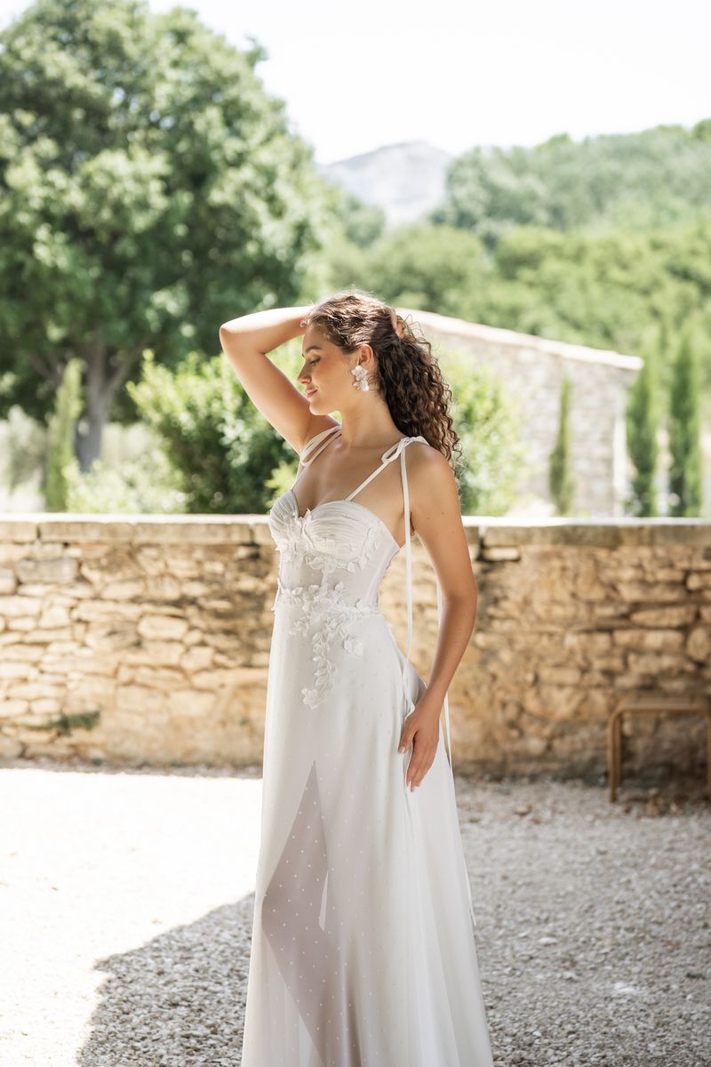 Robe de mariée bohème chic en dentelle et jupe fendue