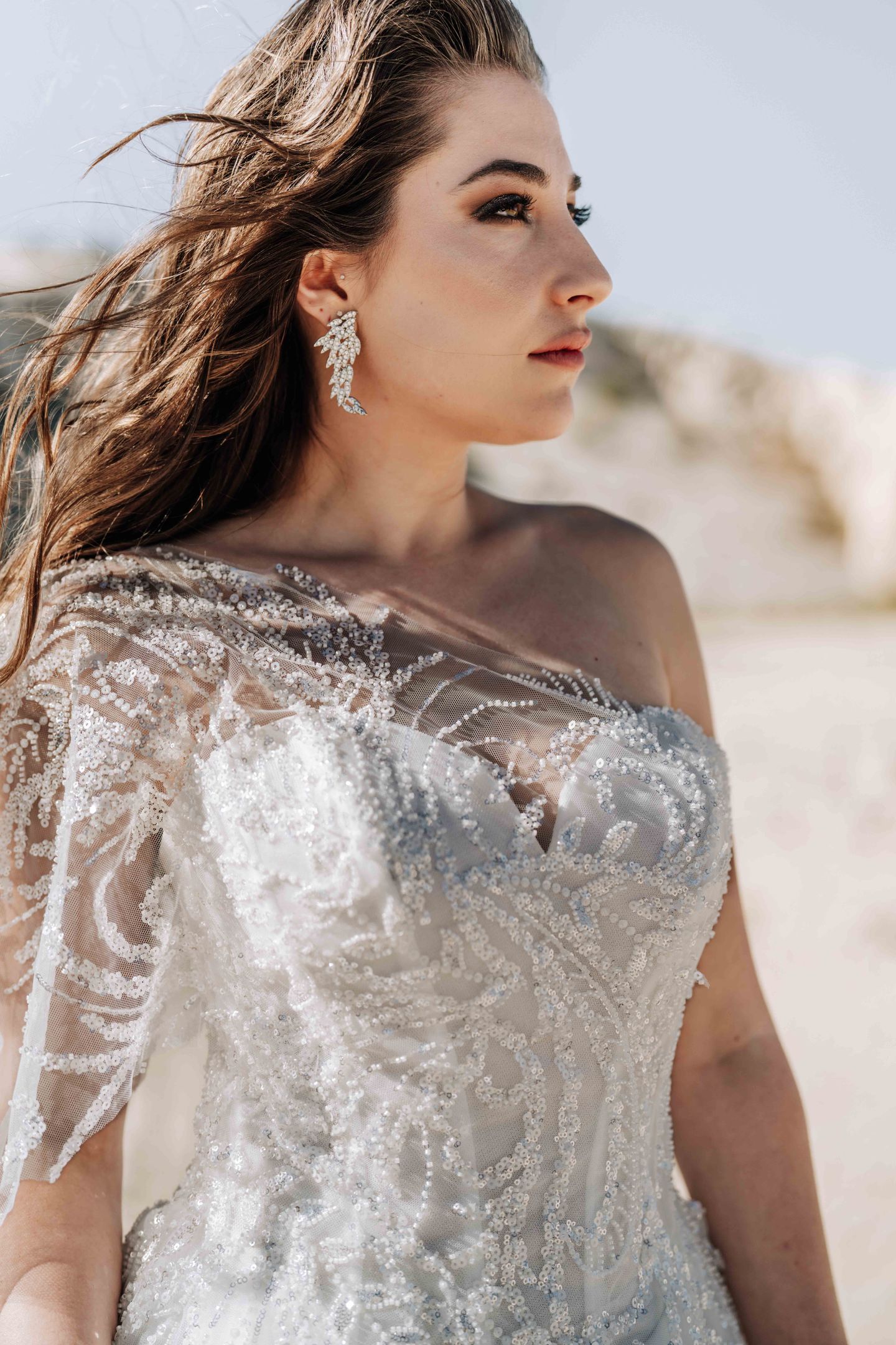 Robe de mariée décolleté asymétrique